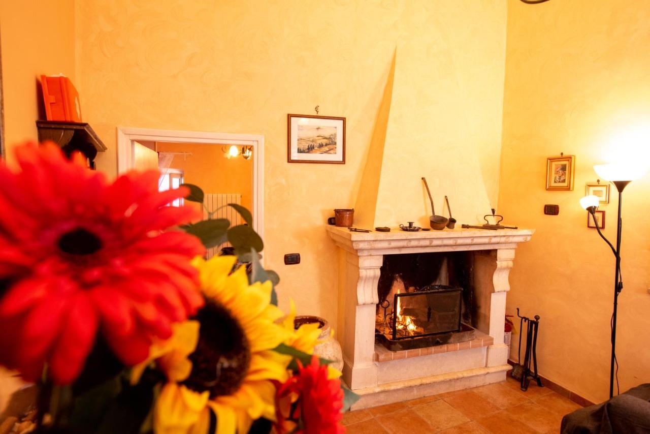 Relax Nell' Antico Borgo Villa Casperia Exterior foto